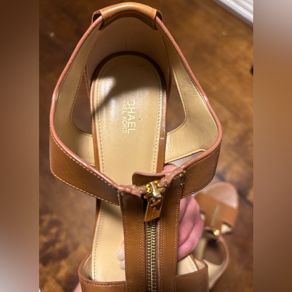 Michael Kors 9 Berkeley T strap sandals in Luggage - Picture 10 of 11